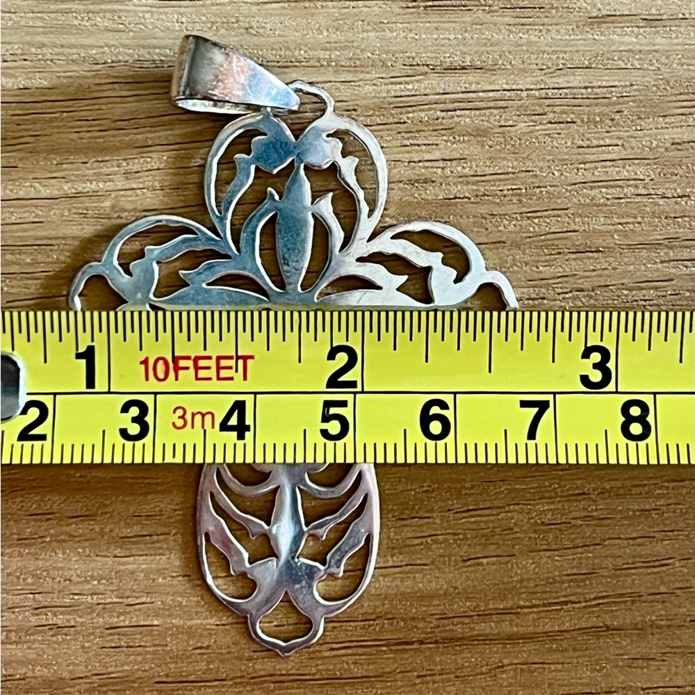 Elegant Silver Cross Pendant Necklace - Picture 3 of 3